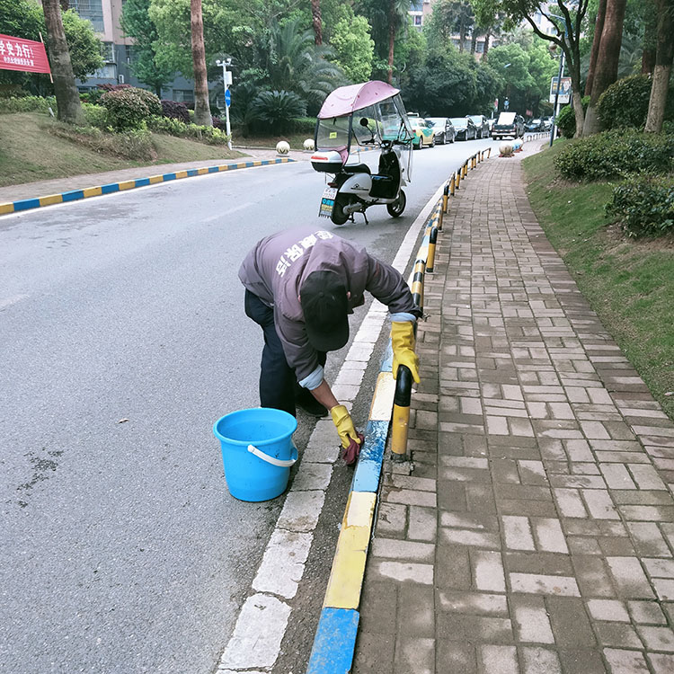 擦拭路沿石