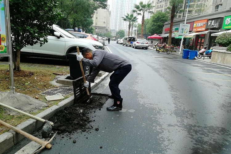 清理下水道淤泥