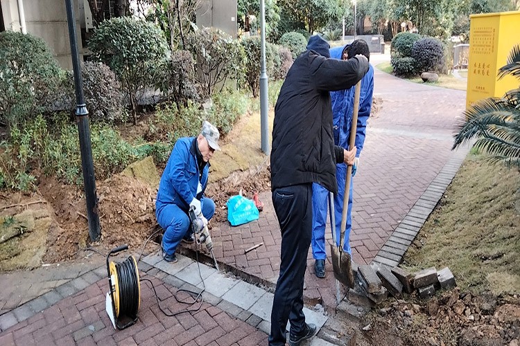 修建单元门口的排水沟