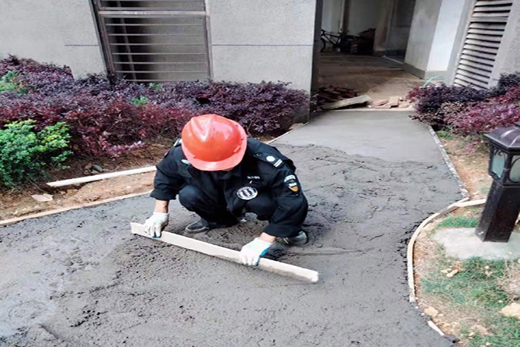 硬化电动车通往架空层的小路