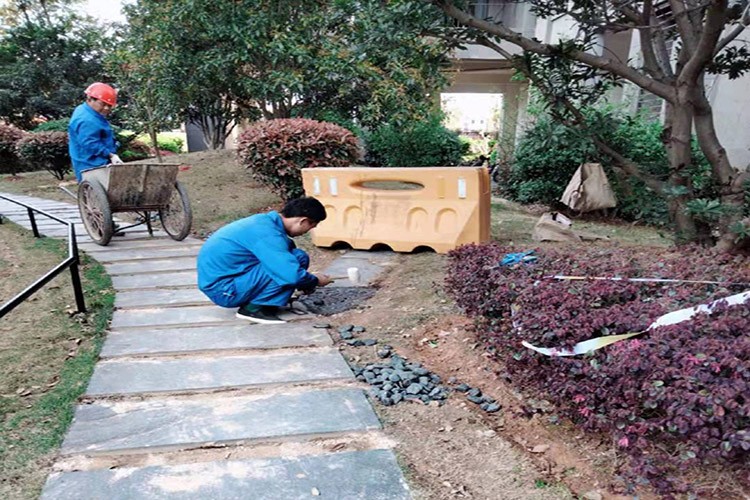 修补通向架空层的路面