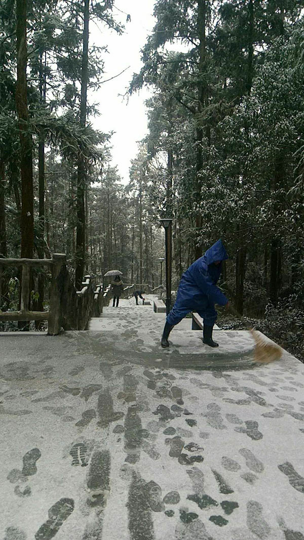 清扫台阶积雪